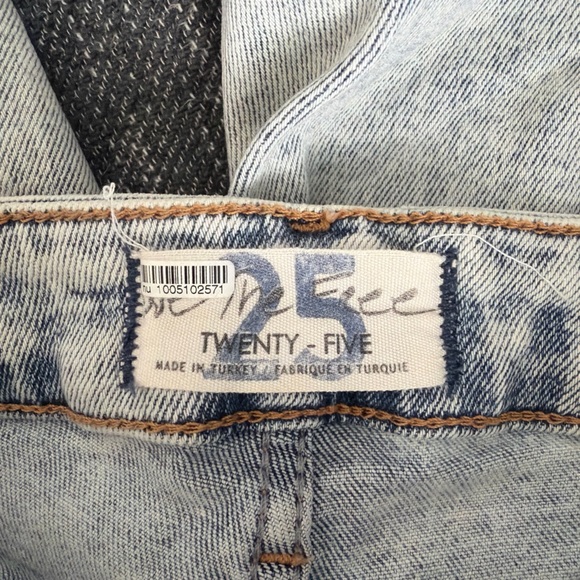 We The Free Juniors Women’s Size 25 acid washed medium Rise 25x27 Fringe Hem - Picture 3 of 7